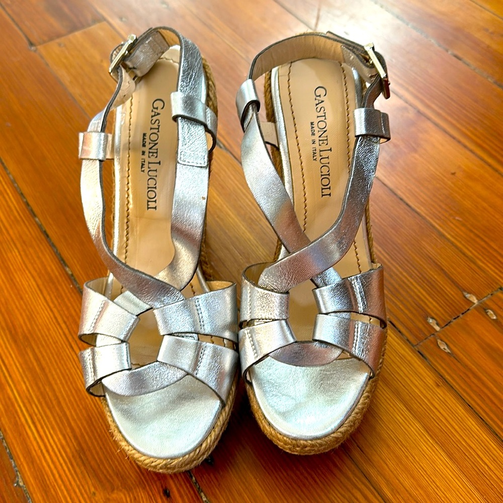 Summer is Calling! Gorgeous Gaston Lucioli Size 9/39 Silver Wedges.